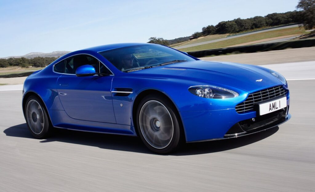 Aston Martin Vantage V8 हुई भारत में लॉन्च, कीमत ₹3.99 करोड़: जानें क्या है नया 5 Aston Martin Vantage V8