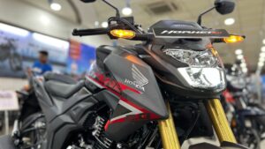 स्पोर्टी लुक और दमदार पावर के साथ नए साल पर घर लाएं Honda Hornet 2.0, कीमत सुनकर हो जाएंगे खुश